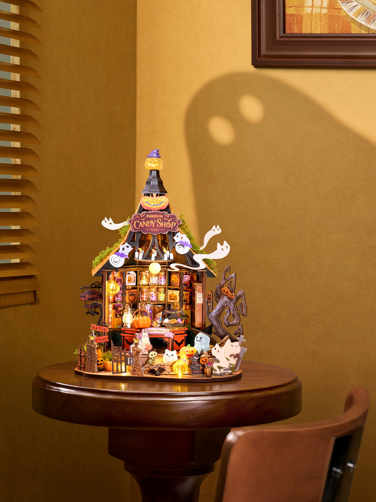 Rolife Haunted Candy House DG186 - illuminated Halloween display, view 3