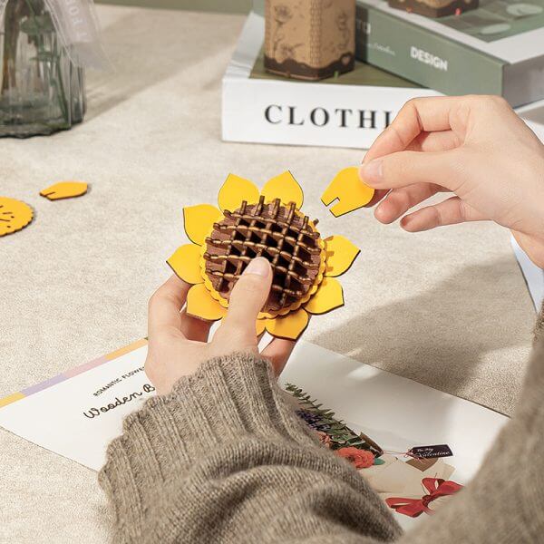 Hands assembling the Rowood Sunflower TW011 wooden flower petals and centre pieces