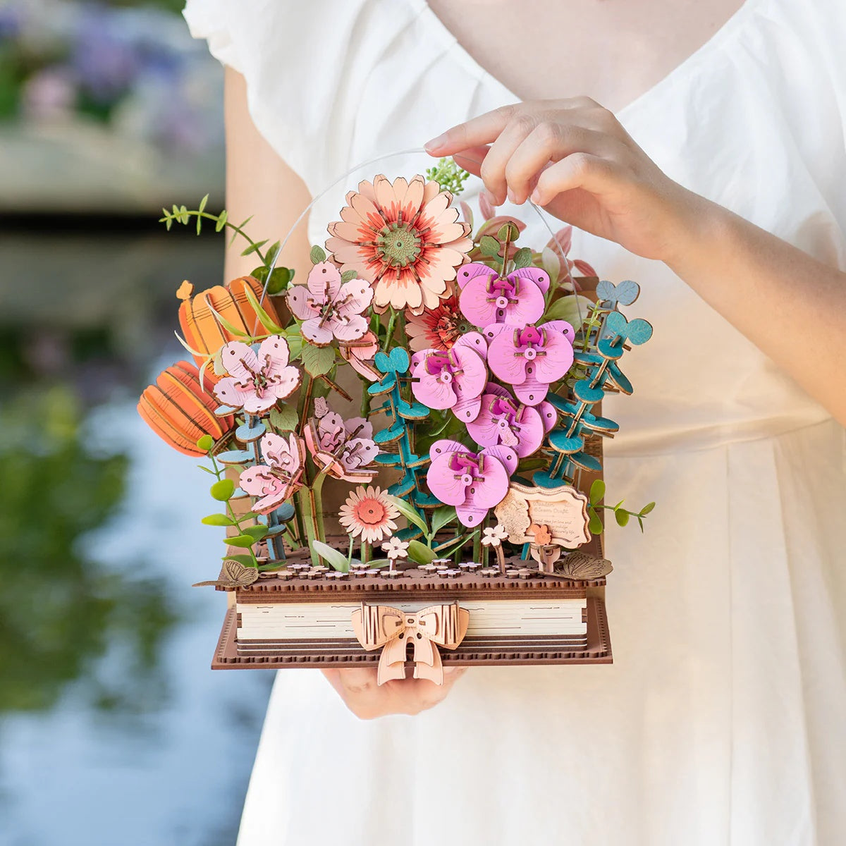 Close-up details of the Rowood Wooden Blooming Book TW04H floral wooden puzzle