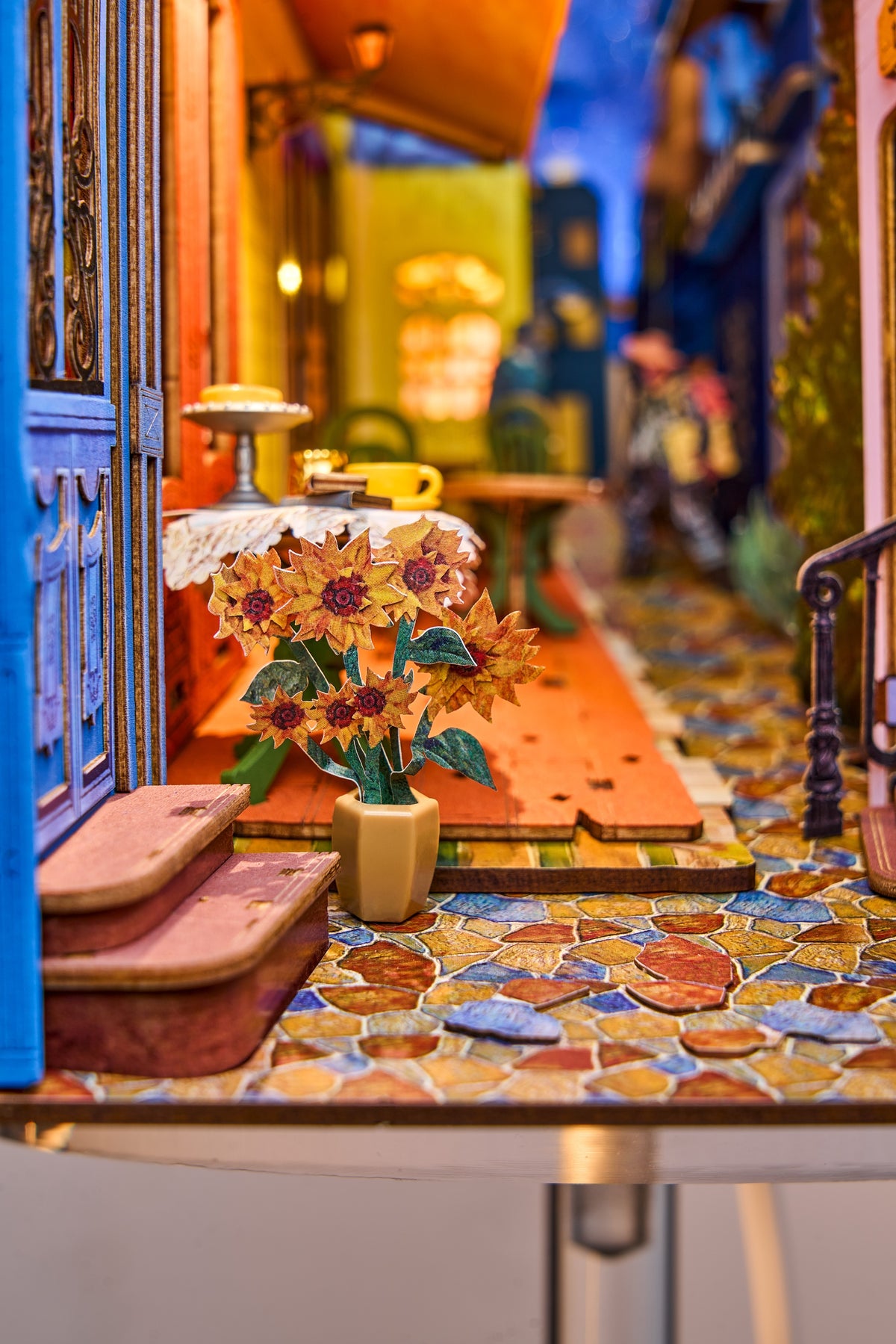 Rolife Starry Night Café TGB25 - sunflowers and miniature cafe table
