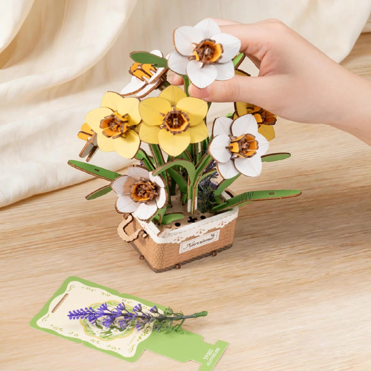 Rowood Narcissus TF002 DIY flower bouquet showing adjustable stems and removable flower arrangement design