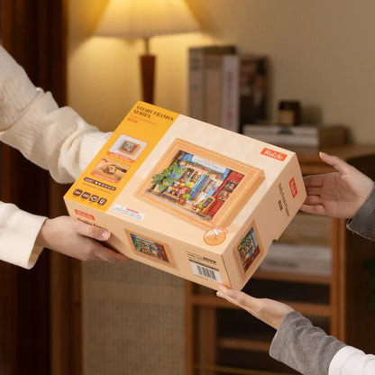 Rolife Daily Fresh Flower DP003 gift box presentation scene with product packaging being handed over