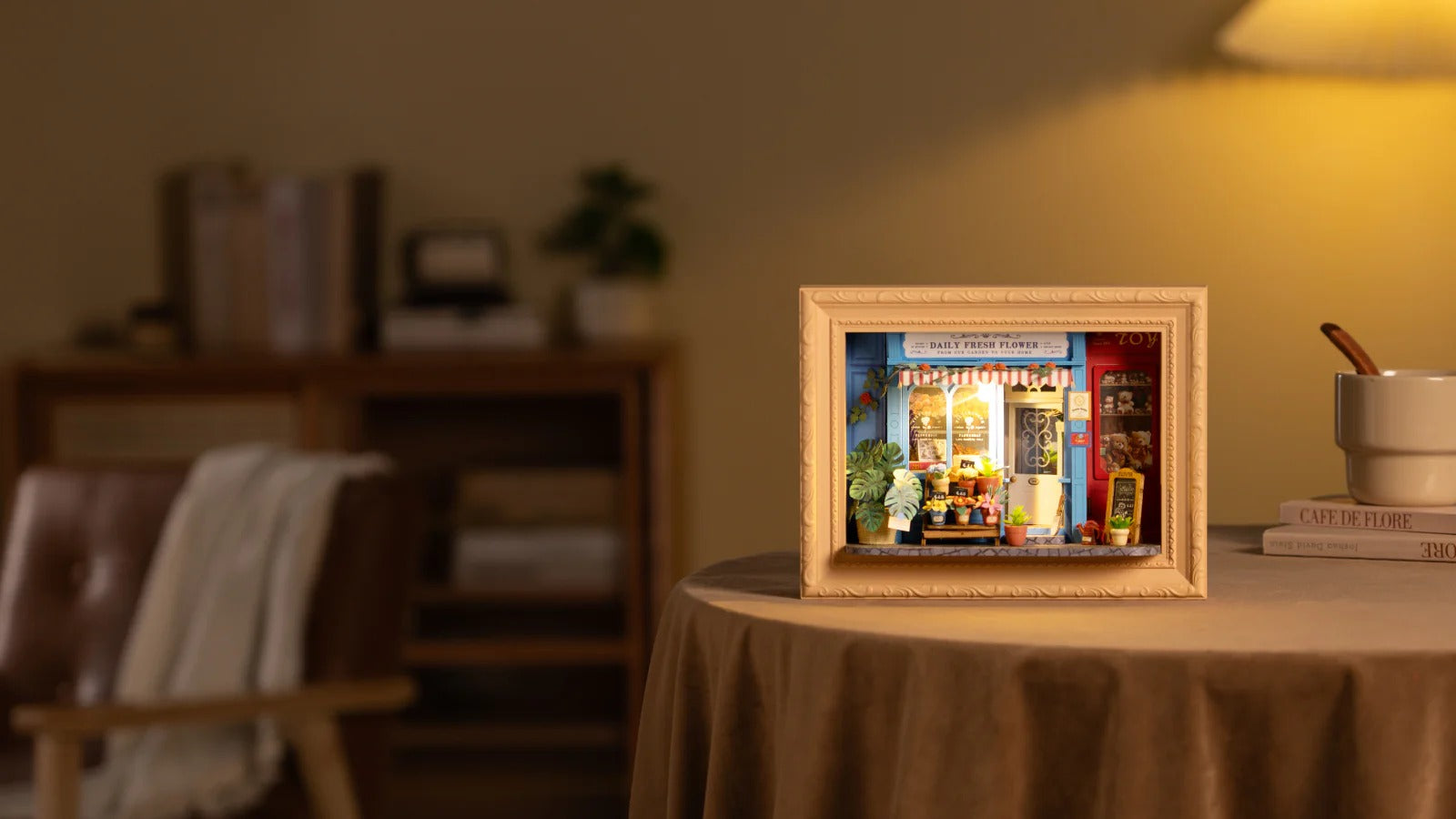 Rolife Daily Fresh Flower DP003 warm night display with illuminated flower shop frame on a round table