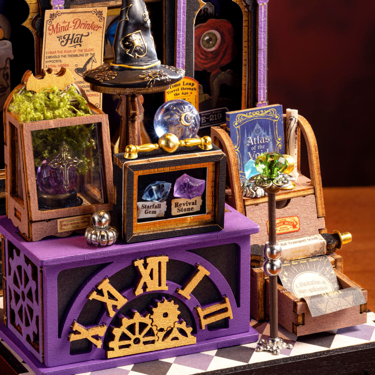 Rolife Rolife Curio Corner DS056 - clock and miniature curio details