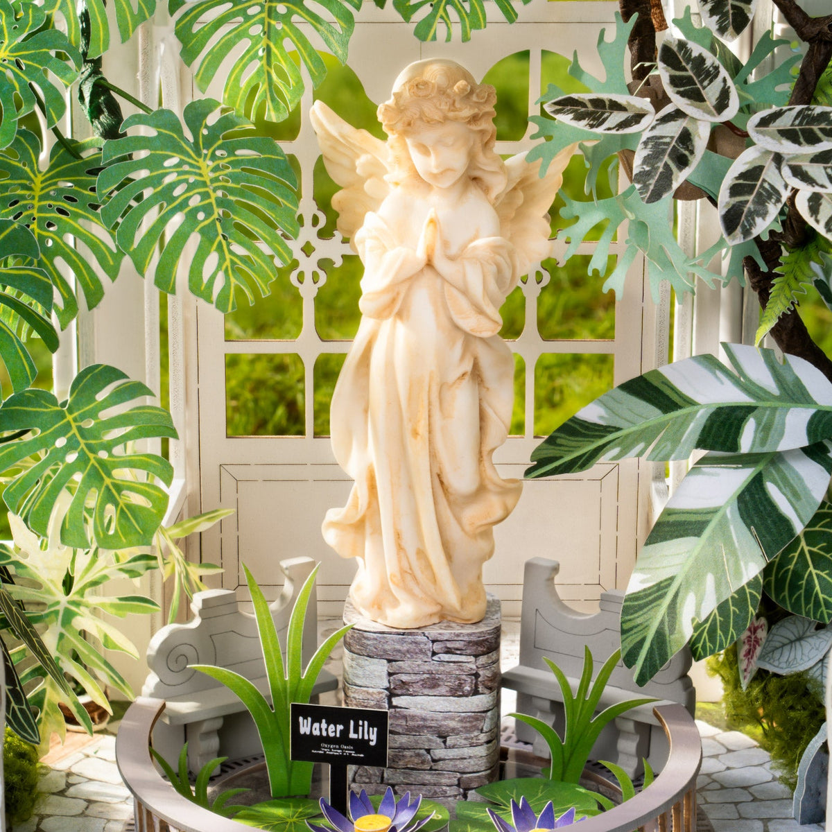Rolife Oxygen Oasis DH102 - statue surrounded by miniature foliage