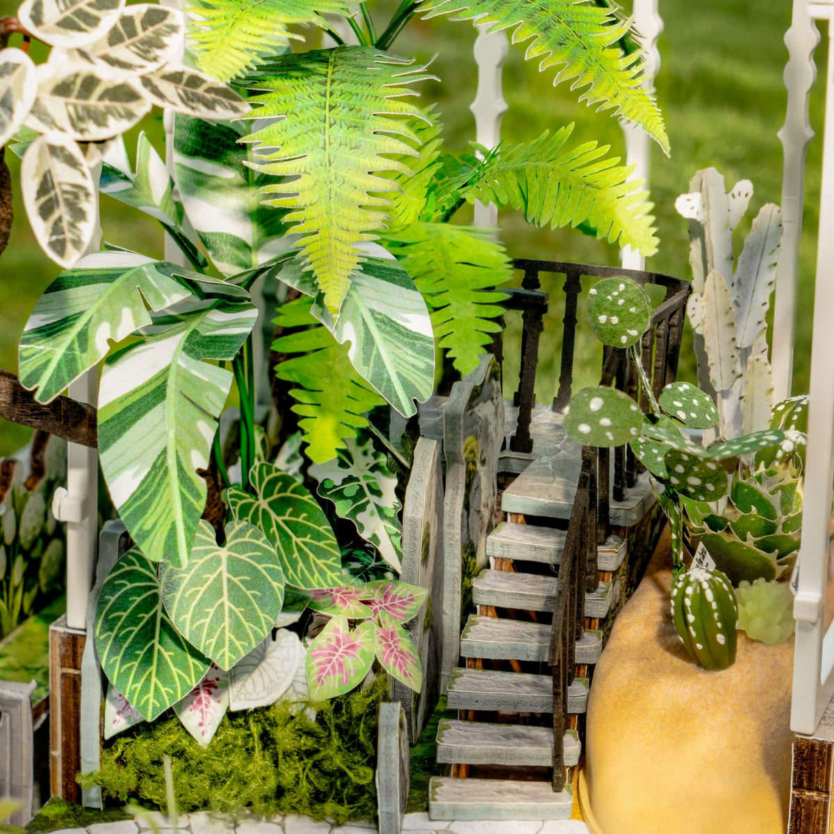 Rolife Oxygen Oasis DH102 - staircase surrounded by foliage